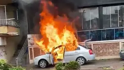 Otomobilde başlayan yangın binaya sıçradı