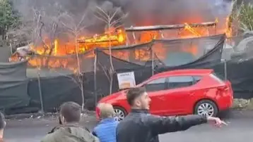 Sarıyer'de iş yeri yangını. Dumanlar Anadolu Yakası'ndan görülüyor