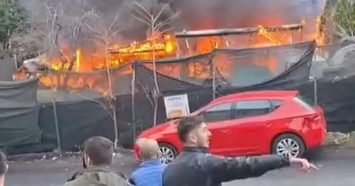 Sarıyer'de iş yeri yangını. Dumanlar Anadolu Yakası'ndan görülüyor