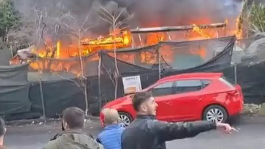 Sarıyer'de iş yeri yangını. Dumanlar Anadolu Yakası'ndan görülüyor