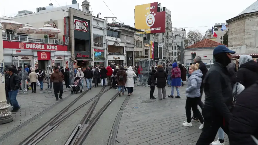 Taksim Meydanı'nda yılbaşı hazırlıkları. Demir bariyerler getirildi, yollar kapatıldı 1
