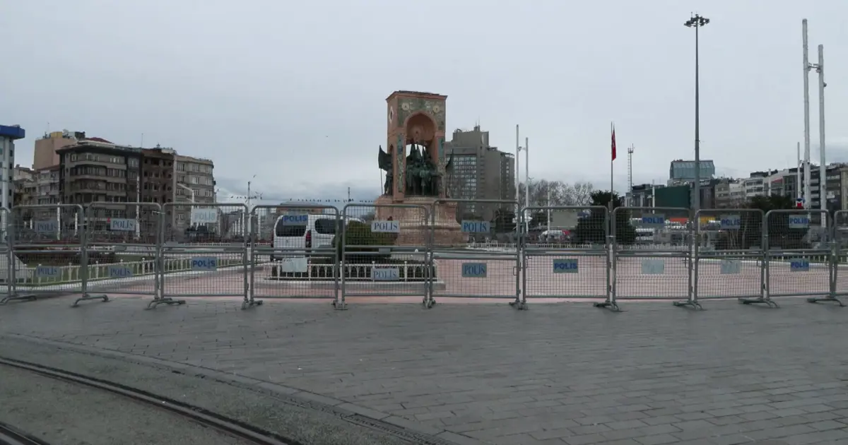 Taksim Meydanı'nda yılbaşı hazırlıkları. Demir bariyerler getirildi, yollar kapatıldı