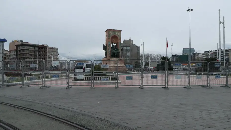 Taksim Meydanı'nda yılbaşı hazırlıkları. Demir bariyerler getirildi, yollar kapatıldı