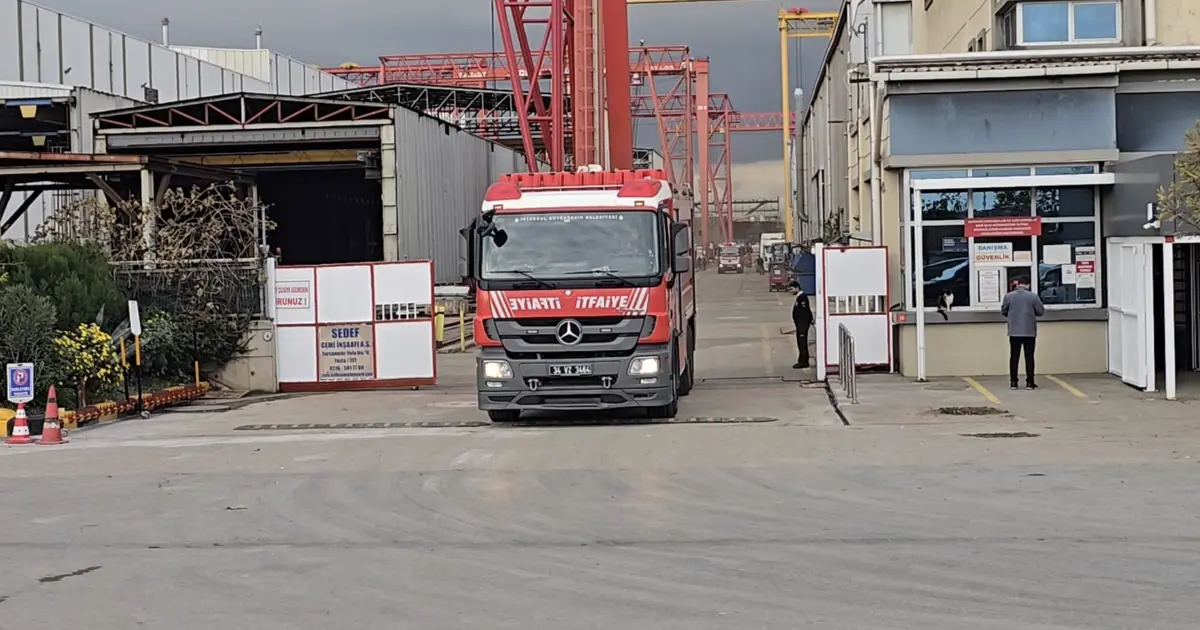 Tuzla'da tersanede iskele çöktü, iki işçi yaralandı