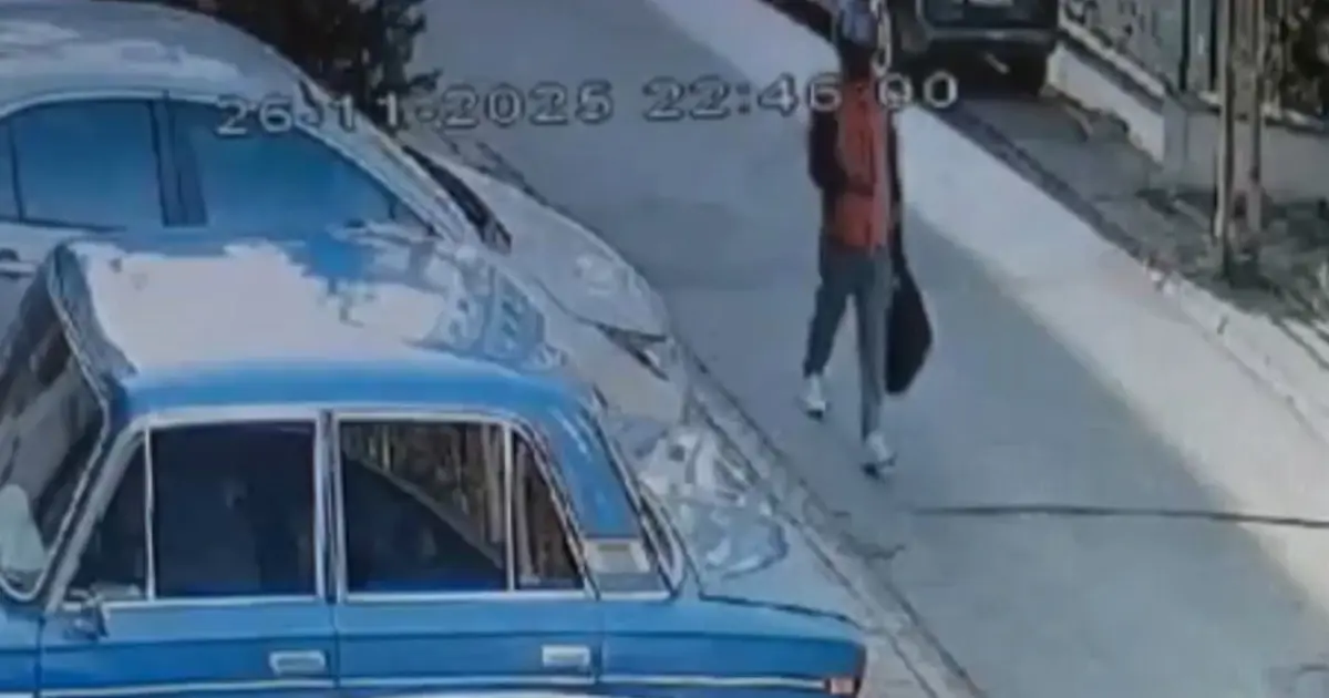 Akrabası azmettirdi, bıçaklı hırsız altınlarla kaçtı. Odaya kilitlenen ev sahibi canını zor kurtardı