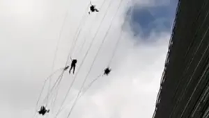 İstanbul'da gökdelen camı silen işçiler fırtınada zor anlar yaşadı