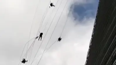 İstanbul'da gökdelen camı silen işçiler fırtınada zor anlar yaşadı