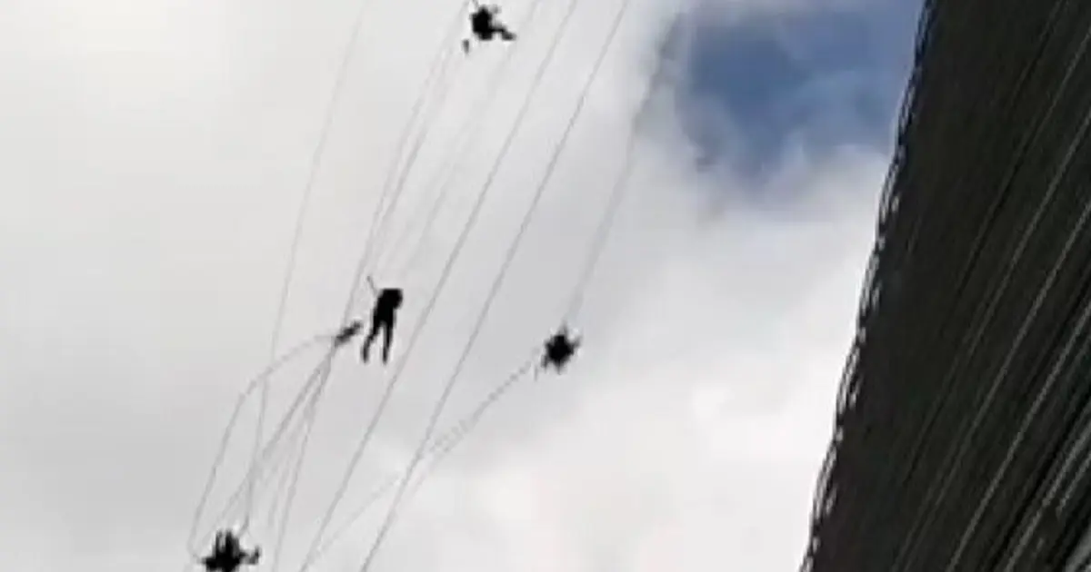 İstanbul'da gökdelen camı silen işçiler fırtınada zor anlar yaşadı