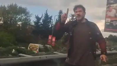 İstanbul'da trafik kavgası, aracın camını yumrukladı