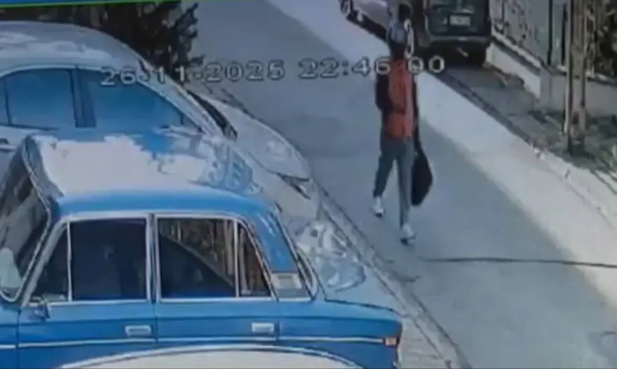 Akrabası azmettirdi, bıçaklı hırsız altınlarla kaçtı. Odaya kilitlenen ev sahibi canını zor kurtardı 1