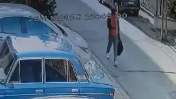 Hırsız ev sahibinin kolundaki altınları alıp odaya kilitledi