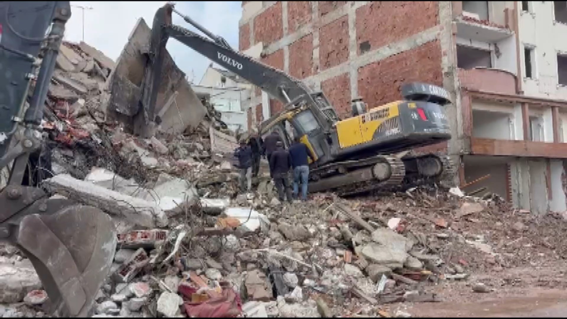 İş makinesi operatörü ölümden döndü
