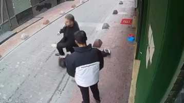 Ağzında sigarayla adam dövdü, dayak yiyen şikayetçi olmadı