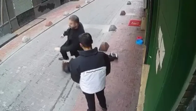 Ağzında sigarayla adam dövdü, dayak yiyen şikayetçi olmadı