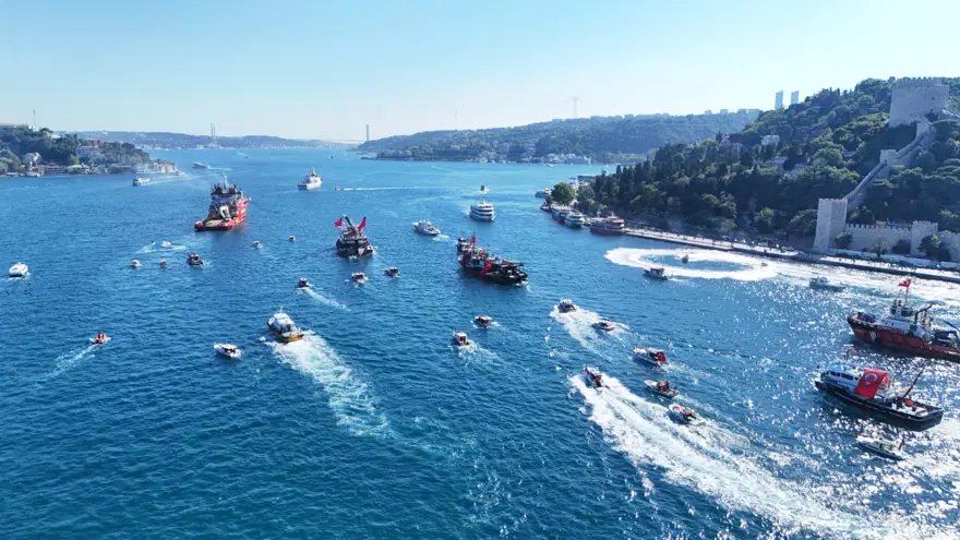 İstanbul Boğazı'nda 15 Temmuz şehitleri anısına 253 gemilik deniz korteji 