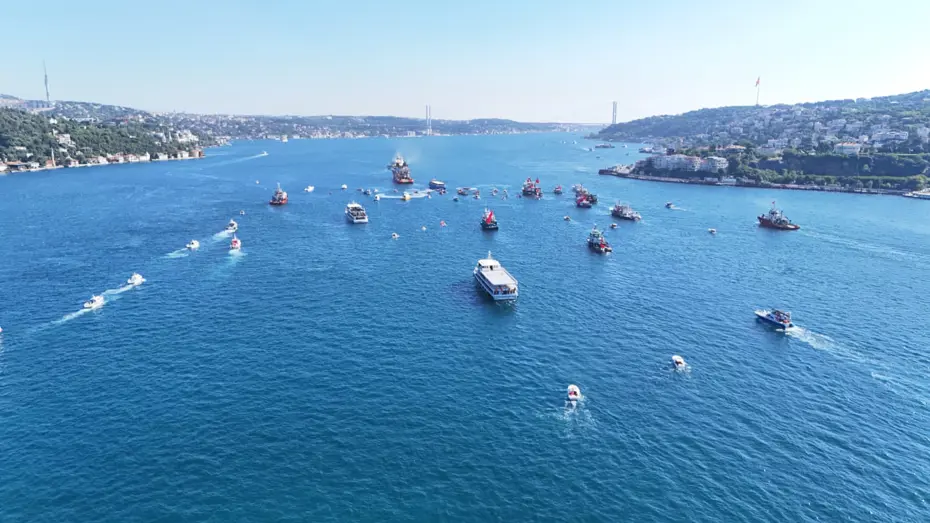 İstanbul Boğazı’nda 15 Temmuz şehitleri anısına 253 gemilik deniz korteji