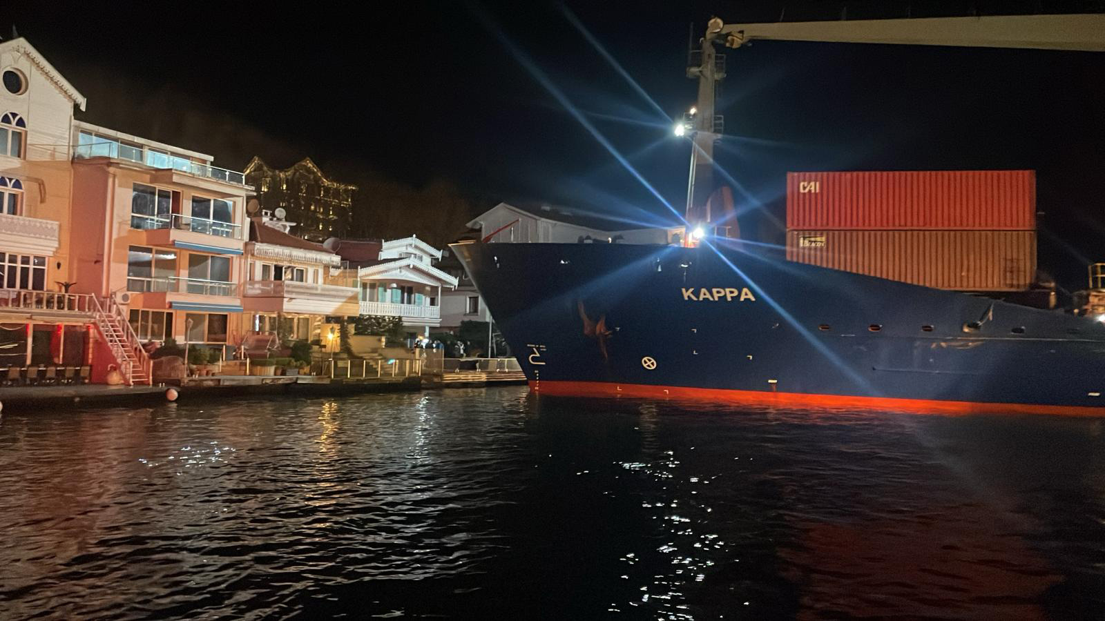 İstanbul Boğazı'nda gemi arızası. Yalıya çarpmaya metreler kala karaya oturdu