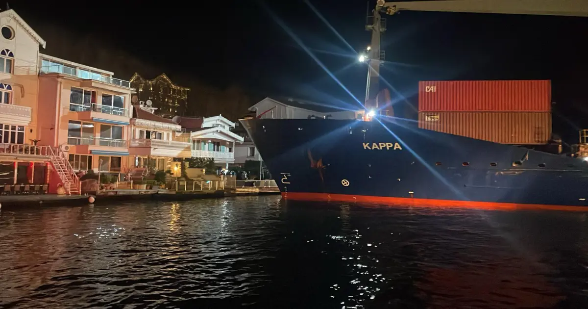 İstanbul Boğazı'nda gemi arızası. Yalıya çarpmaya metreler kala karaya oturdu
