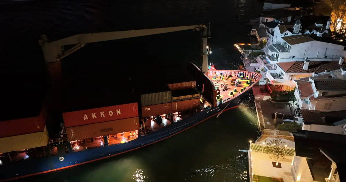 İstanbul Boğazı'nda gemi arızası. Yalıya çarpmaya metreler kala karaya oturdu