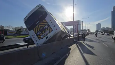 D-100'de korku dolu anlar: Servis minibüsü yan yattı