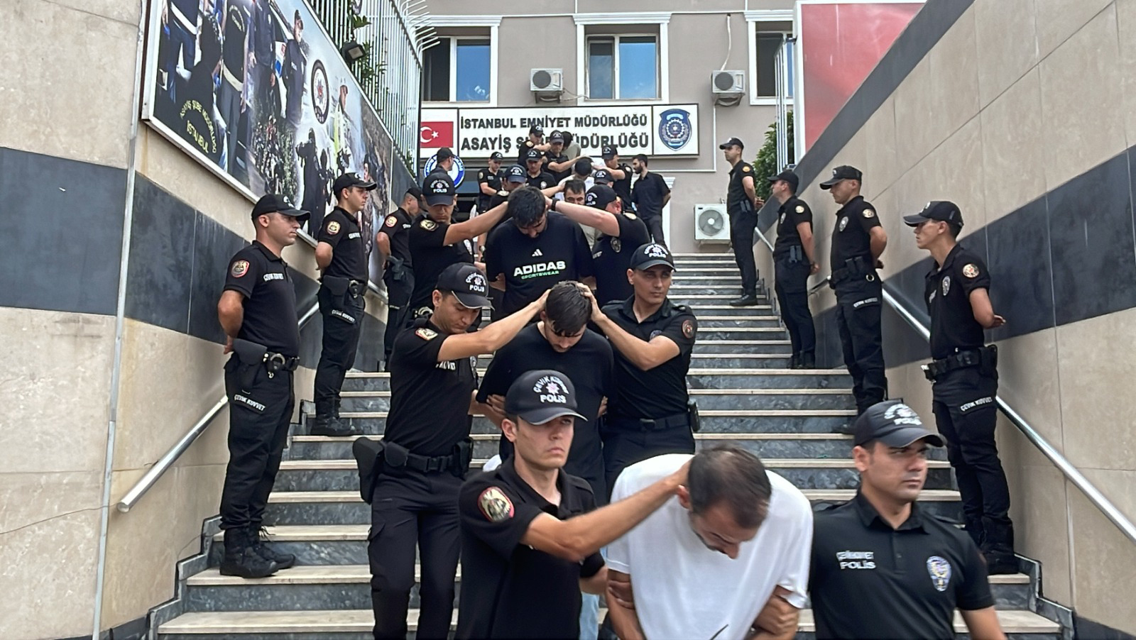 Suc İstanbul merkezli 4 ilde suç örgütü operasyonu: 32 gözaltı | NTV Haber