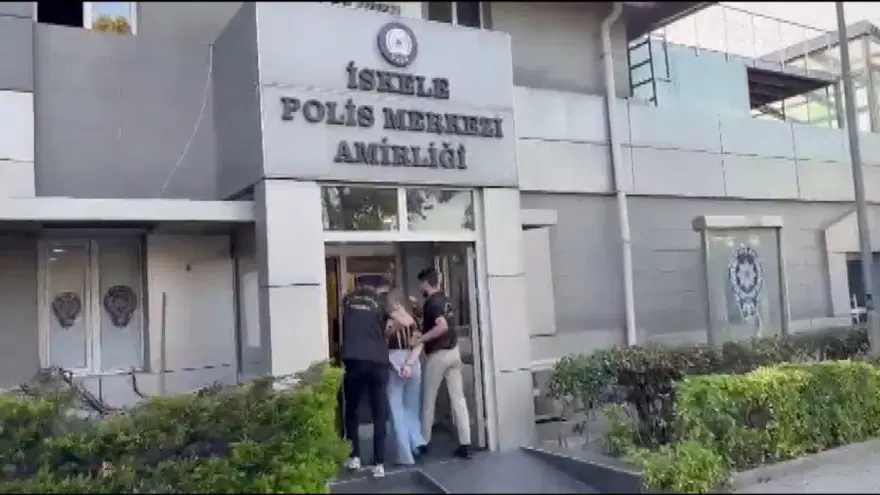 KIZ KARDEŞİNİN KİMLİĞİYLE DOLAŞMIŞ 4