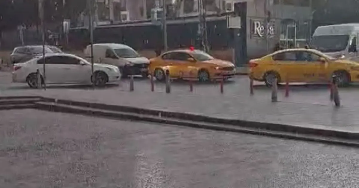 İstanbul'da dolu sürprizi. Dakikalar içinde beyaza döndü