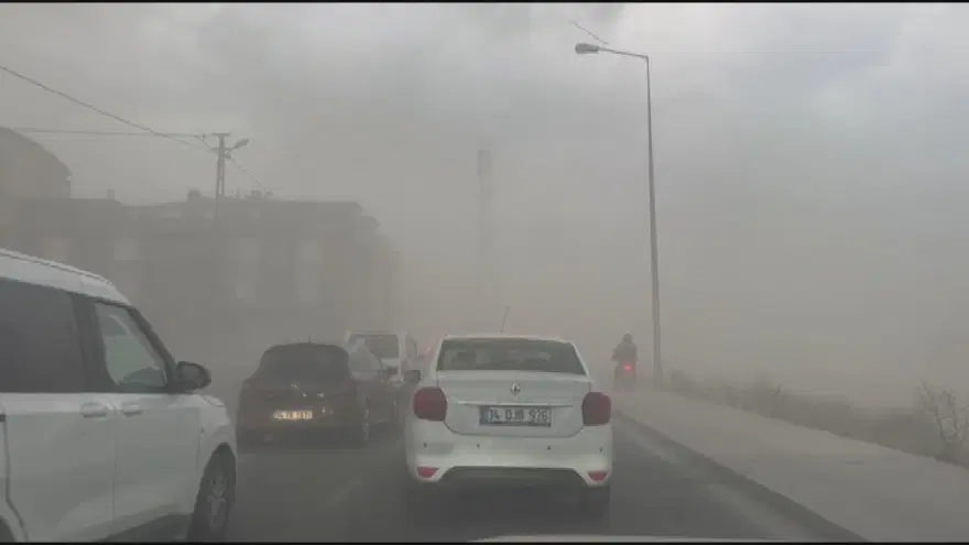 İstanbul'da fırtına. Ağaçlar devrildi, uçaklar kalkamadı 