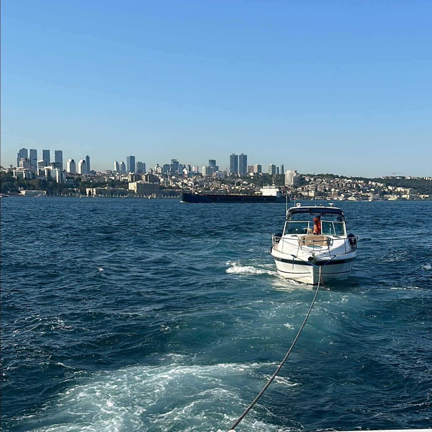 İstanbul'da Kız Kulesi önlerinde sürüklenen tekne kurtarıldı