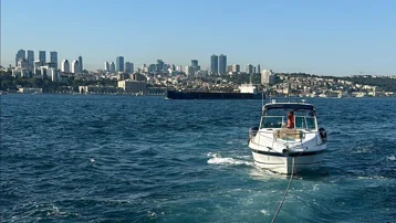 İstanbul'da Kız Kulesi önlerinde sürüklenen tekne kurtarıldı