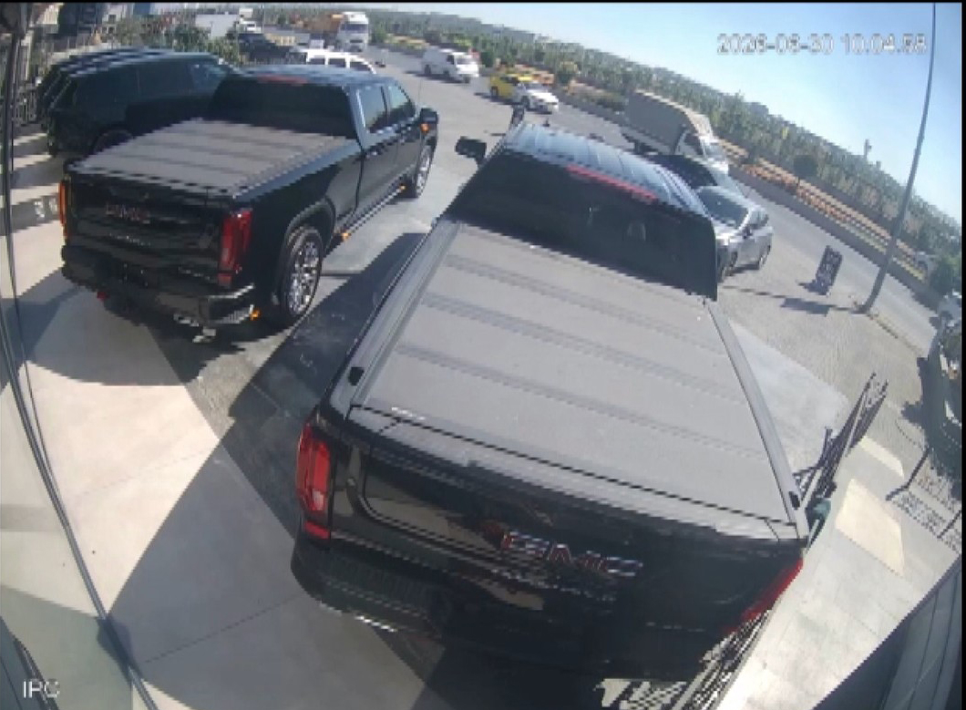 Haraç isteyen çete oto galeriyi kurşunladı