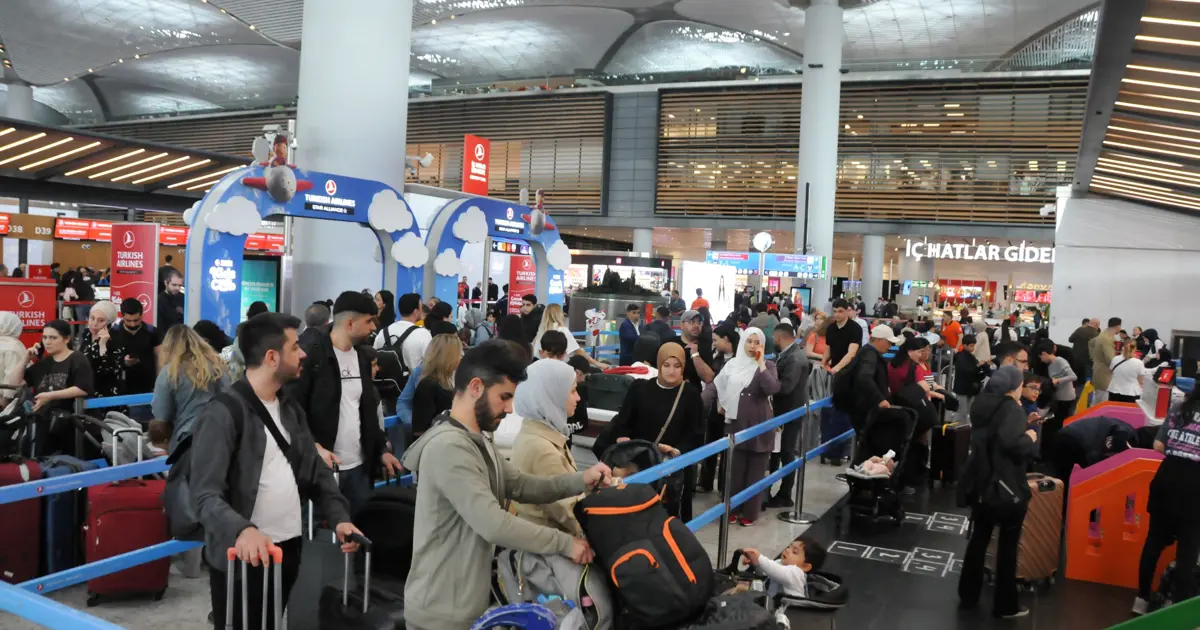 Bayram tatili yarın başlıyor, havalimanları doldu taştı