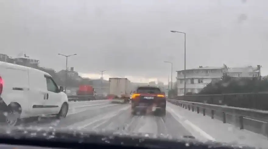 İstanbul'da dolu sürprizi. Dakikalar içinde beyaza döndü 3