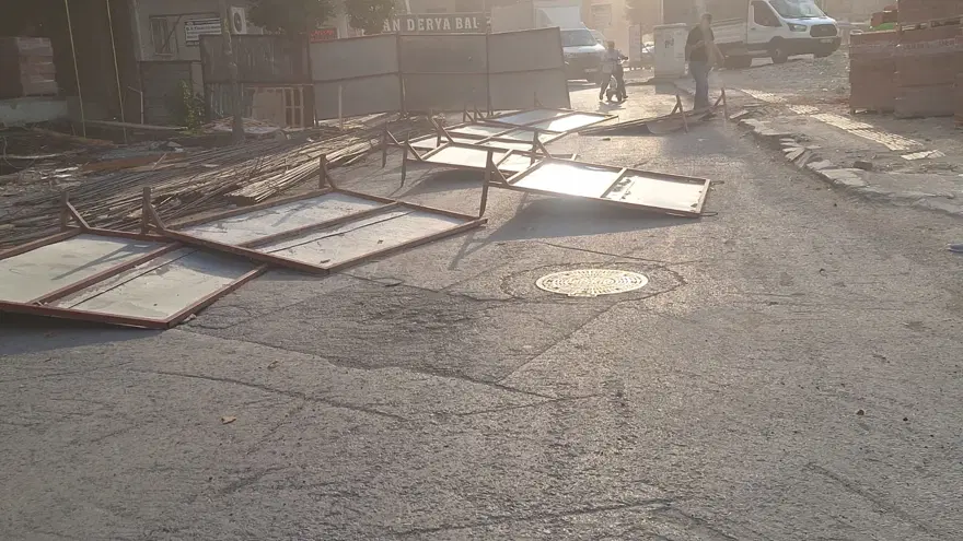 İstanbul'da fırtına. Ağaçlar devrildi, uçaklar kalkamadı 1