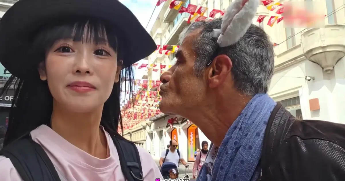 İstiklal Caddesi'ndeki taciz anbean yansıdı. Yaşlı adam Japon yayıncıyı taciz etti