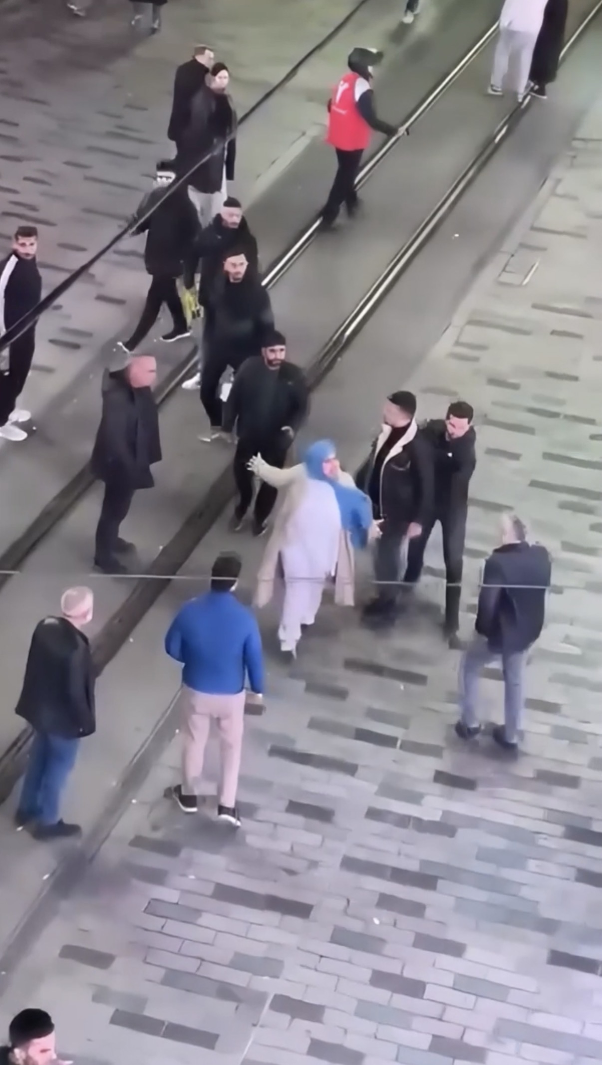 İstiklal’de kavga! Tartışma büyüdü, ortalık savaş alanına döndü