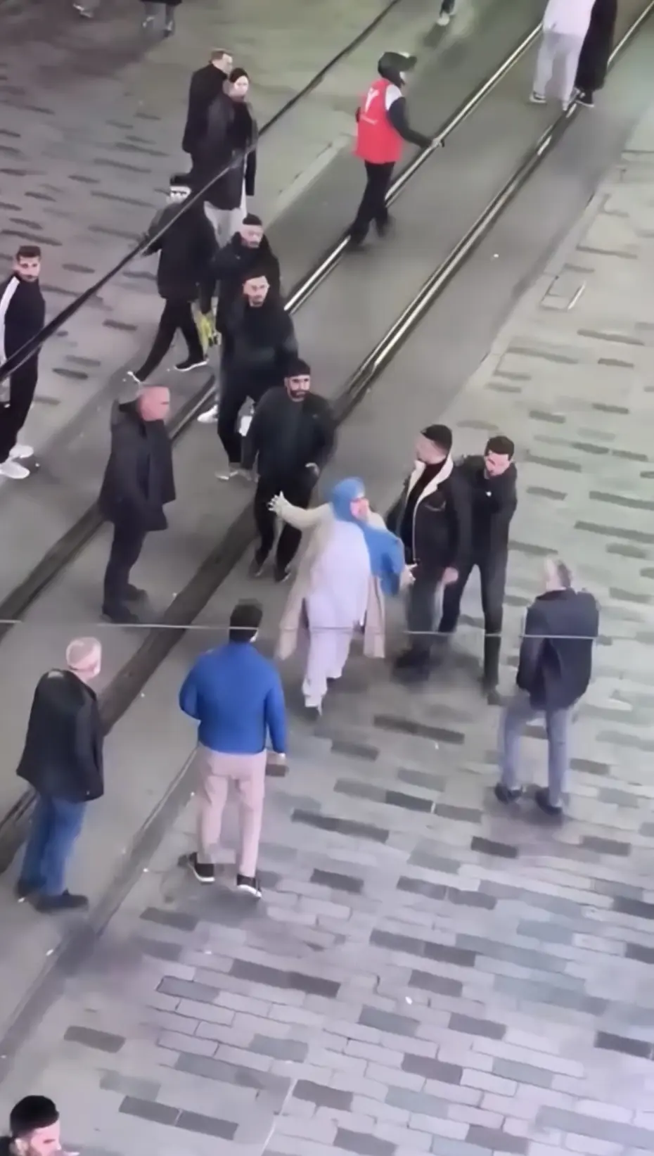 İstiklal’de kavga! Tartışma büyüdü, ortalık savaş alanına döndü