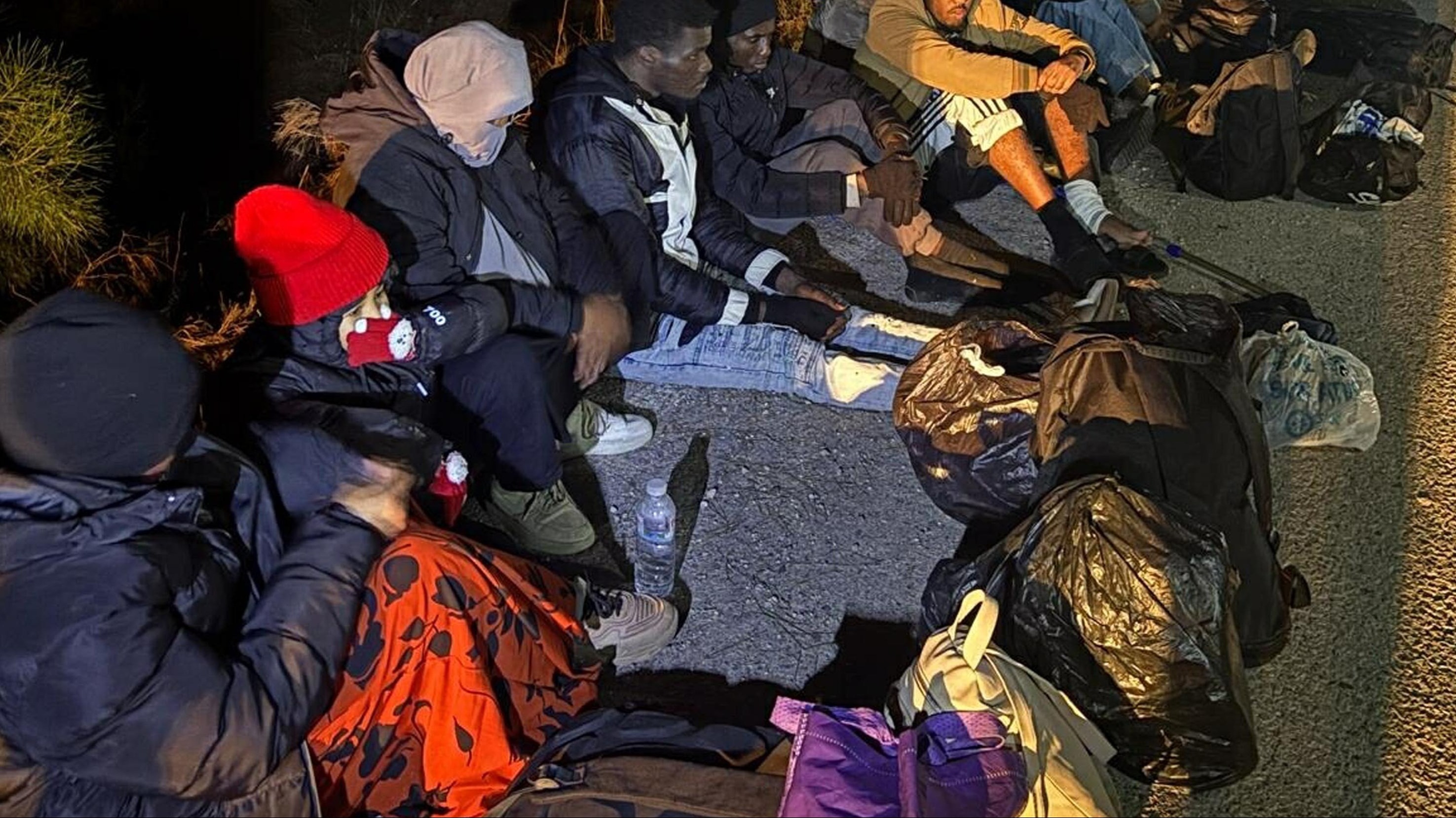 İzmir'de bir minibüste 16 kaçak göçmen yakalandı. Organizatör tutuklandı