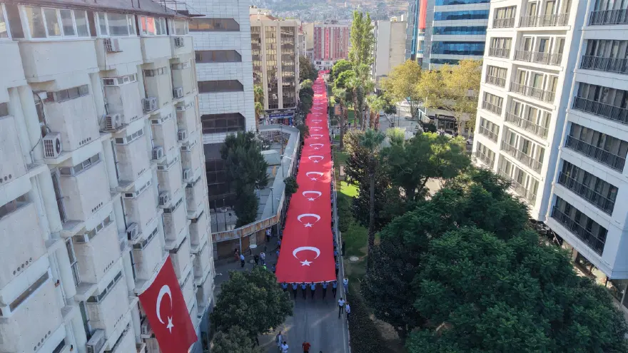 İzmir'de 9 Eylül coşkusu. Dev Türk bayrağı açıldı 1 İzmir'de 9 Eylül coşkusu. Dev Türk bayrağı açıldı 1