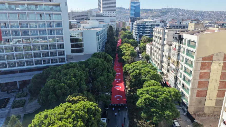 İzmir'de 9 Eylül coşkusu. Dev Türk bayrağı açıldı 2 İzmir'de 9 Eylül coşkusu. Dev Türk bayrağı açıldı 2
