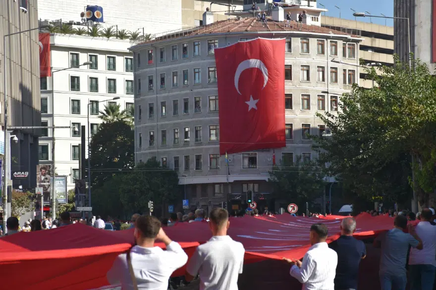 İzmir'de 9 Eylül coşkusu. Dev Türk bayrağı açıldı 3 İzmir'de 9 Eylül coşkusu. Dev Türk bayrağı açıldı 3