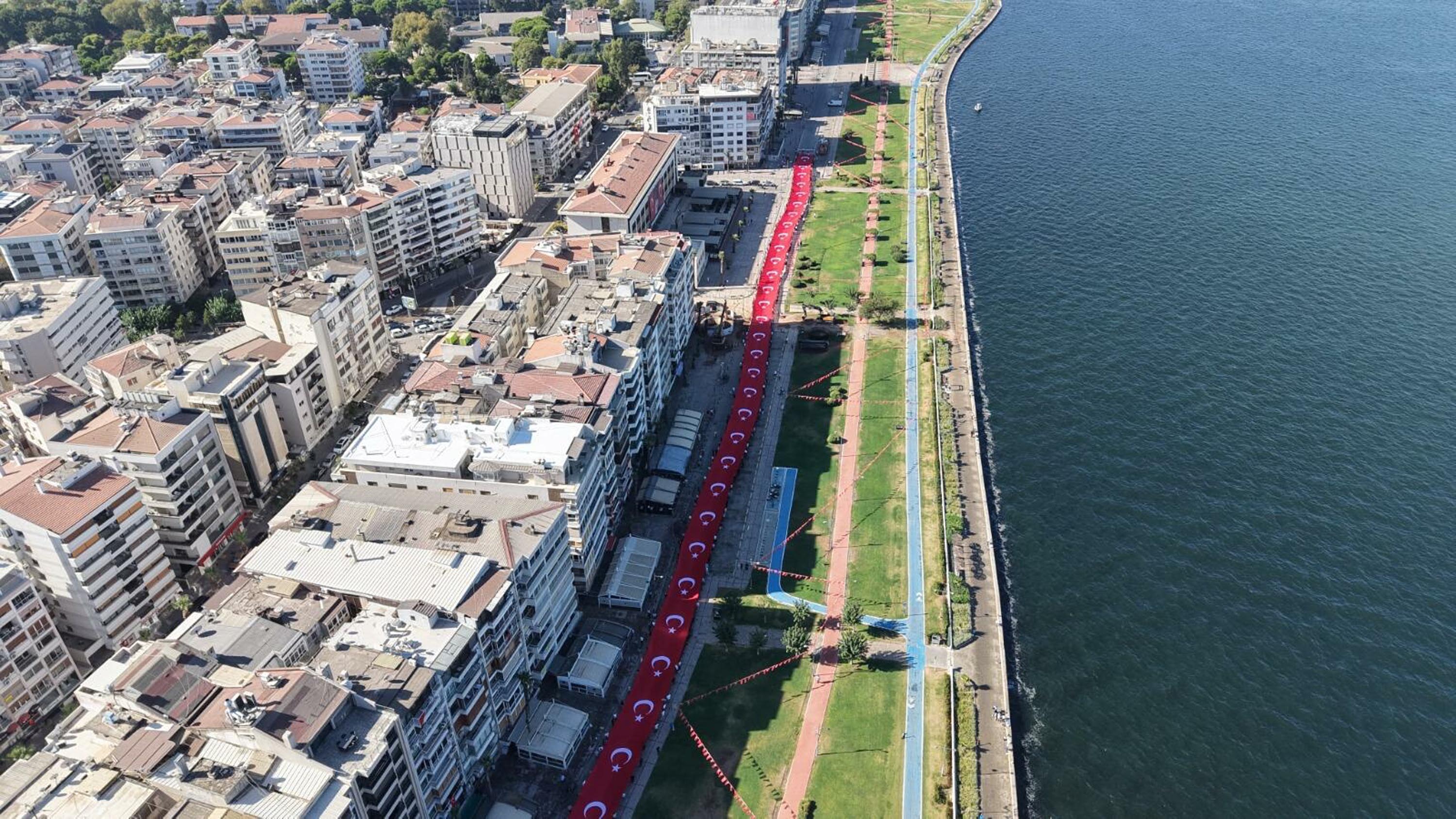 İzmir'de 9 Eylül coşkusu. Dev Türk bayrağı açıldı