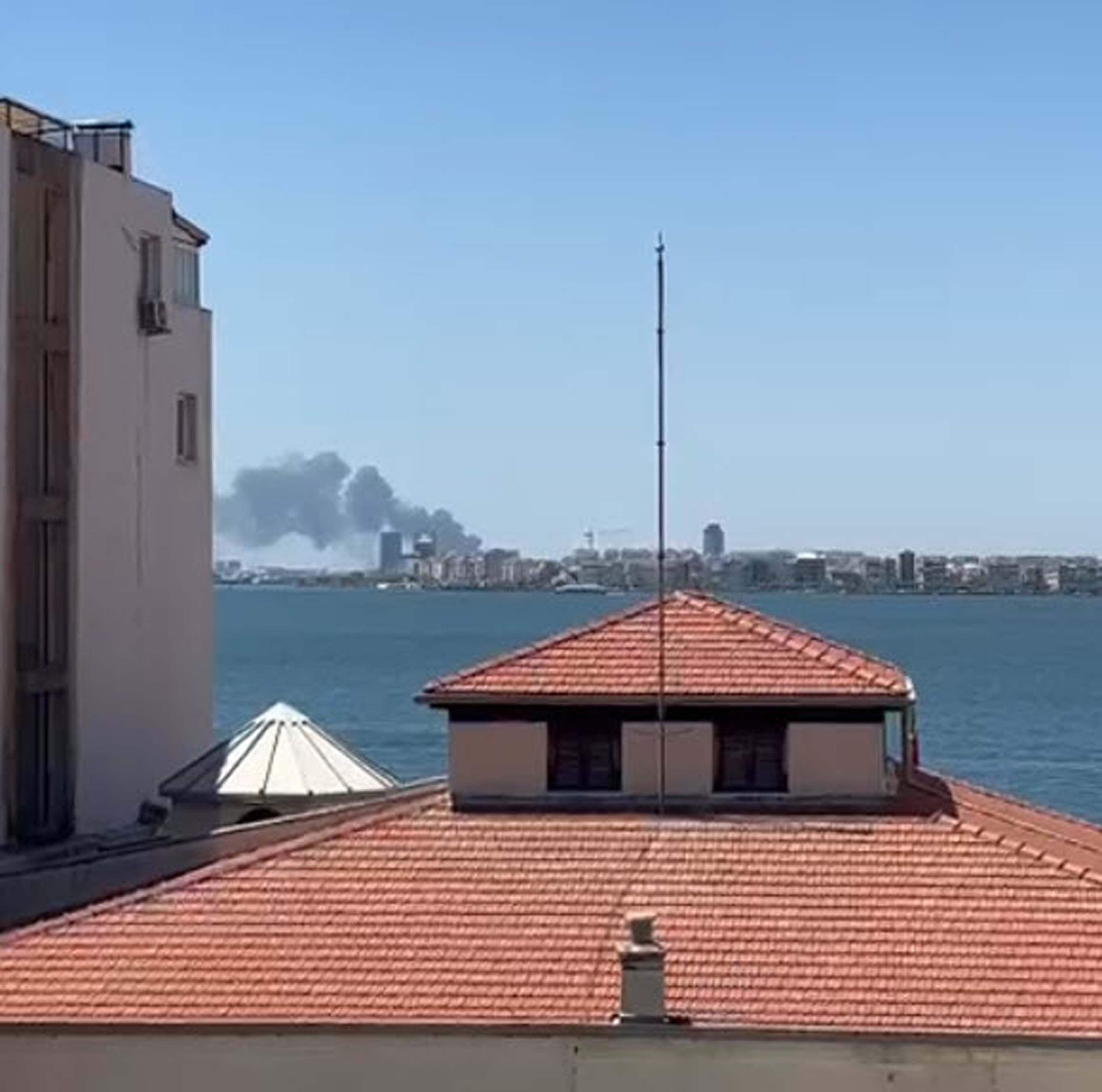 İzmir'de geri dönüşüm fabrikası yanıyor