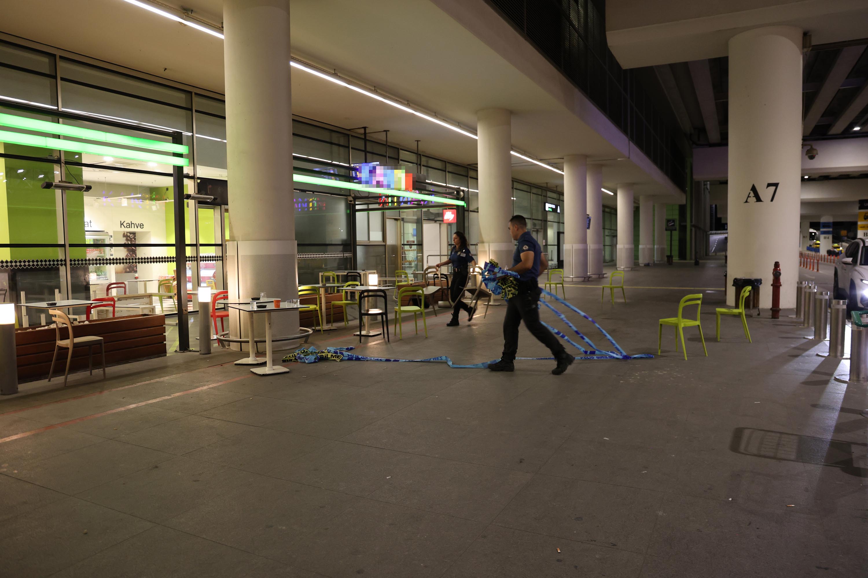 İzmir'de havalimanı karıştı, 4 polis yaralandı