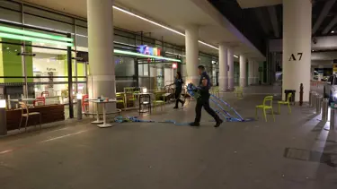 İzmir'de havalimanı karıştı, 4 polis yaralandı