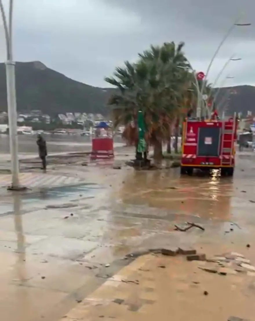 İzmir'de sağanak: Foça'da caddeler sular altında kaldı 2