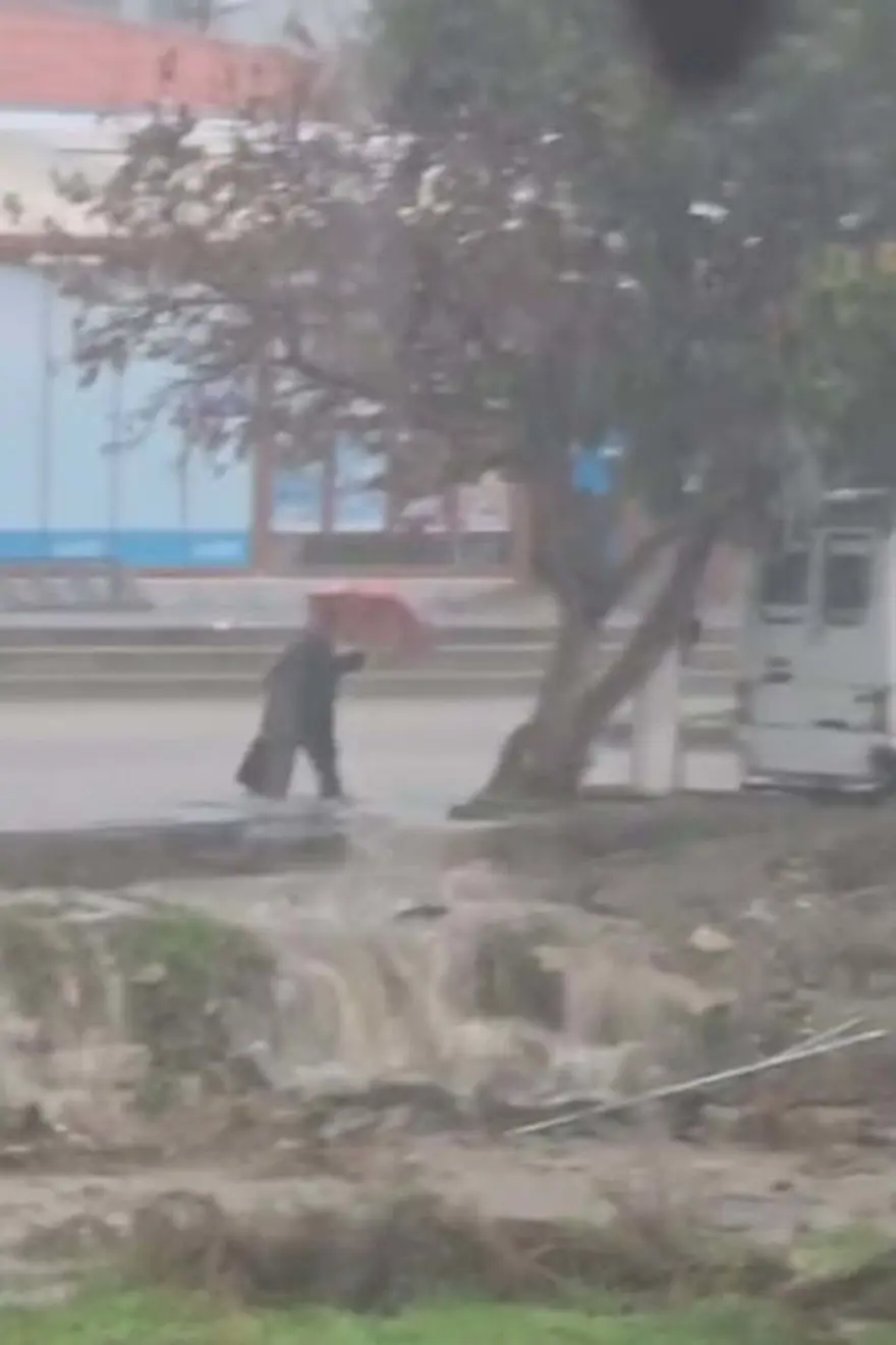 İzmir'de sağanak: Foça'da caddeler sular altında kaldı 3