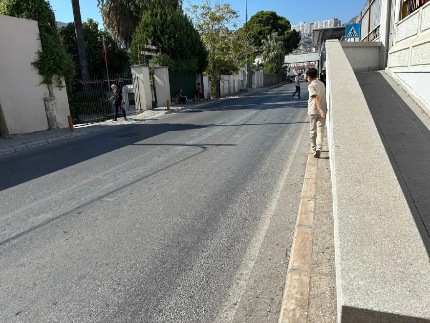 İzmir'deki cadde tehlike saçıyor İzmir'deki cadde tehlike saçıyor