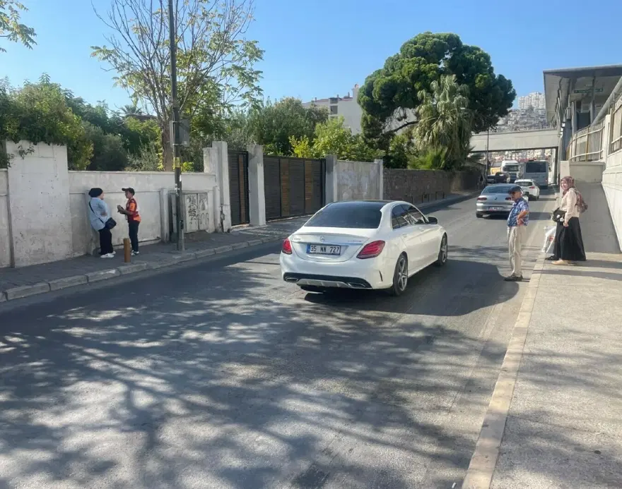 'OTOBÜS HIZLI BİR ŞEKİLDE GELDİ VE ÇARPTI' 1 'OTOBÜS HIZLI BİR ŞEKİLDE GELDİ VE ÇARPTI' 1