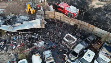 İzmir'de yediemin otoparkında yangın: 50 motosiklet ve 12 araç yandı